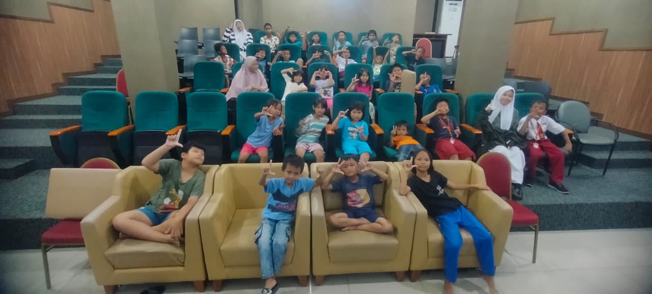 Menonton Film Edukasi